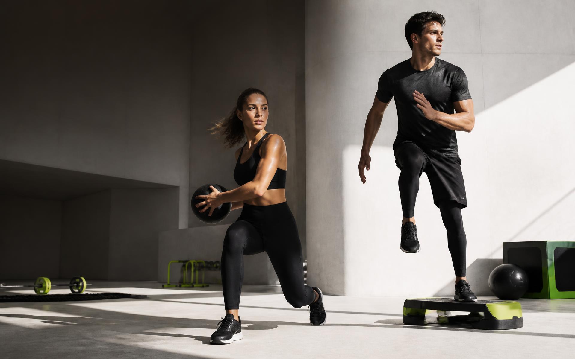 A man and woman training together in Activ Era performance wear